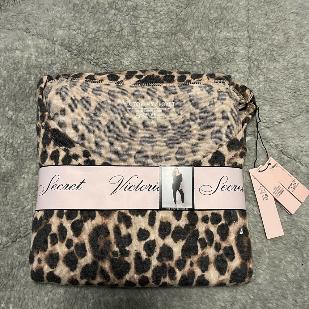Victoria Secrets woman pajamas size XL short